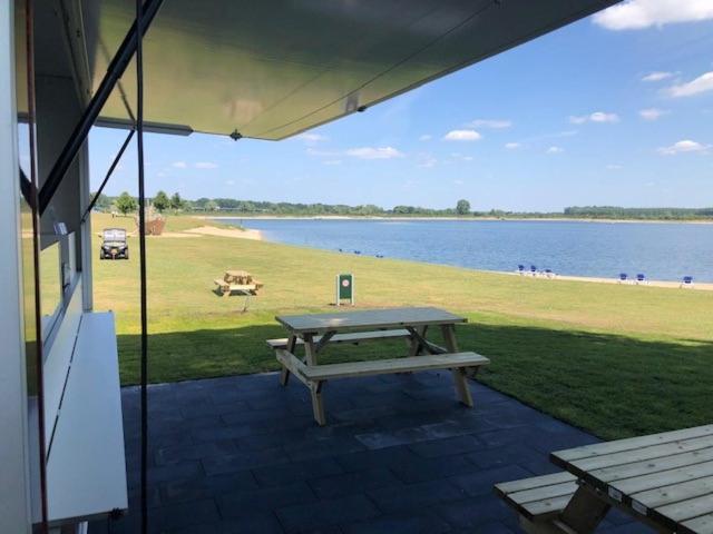 Recreatiepark Jachthaven De Veerstal Lathum - Luxe Chalet Exterior foto