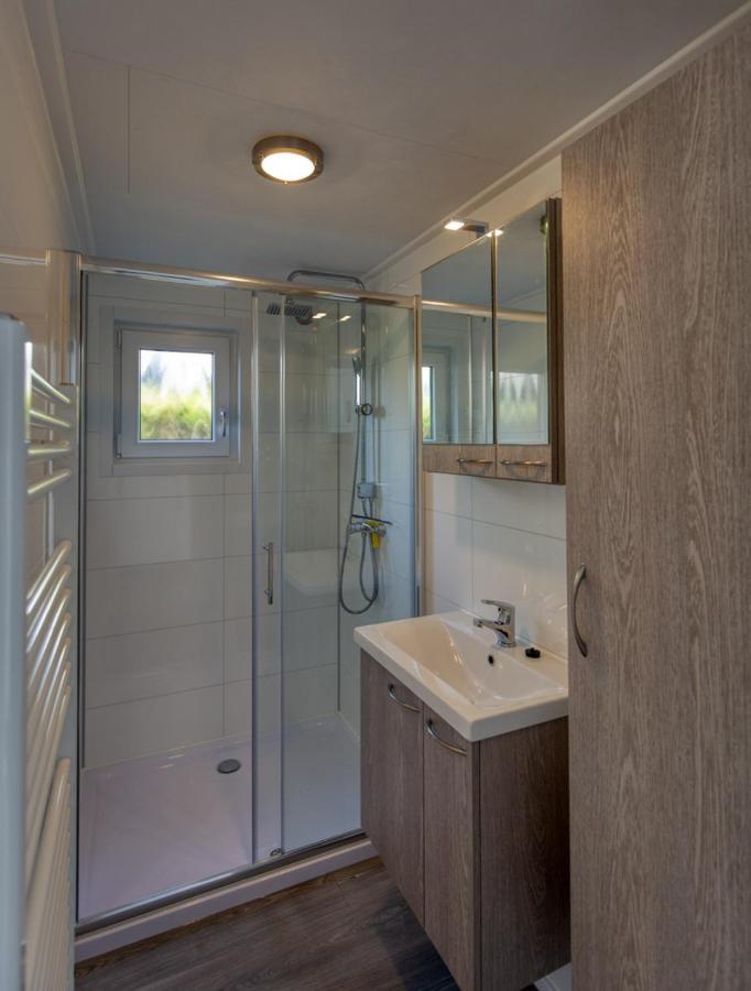 Recreatiepark Jachthaven De Veerstal Lathum - Luxe Chalet Exterior foto