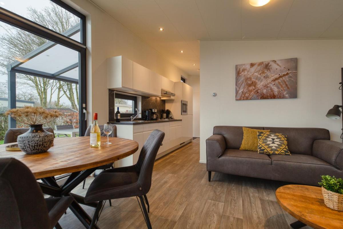 Recreatiepark Jachthaven De Veerstal Lathum - Luxe Chalet Exterior foto