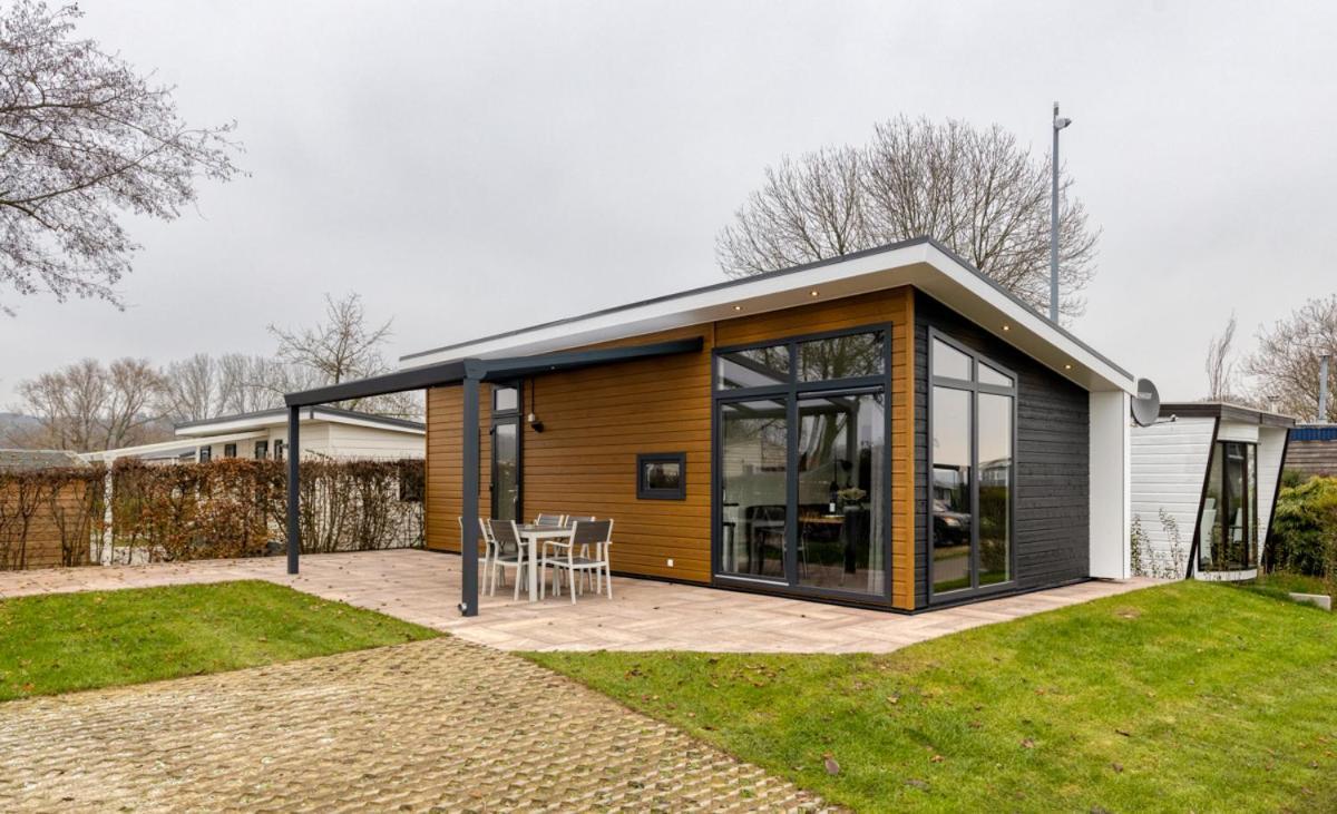 Recreatiepark Jachthaven De Veerstal Lathum - Luxe Chalet Exterior foto