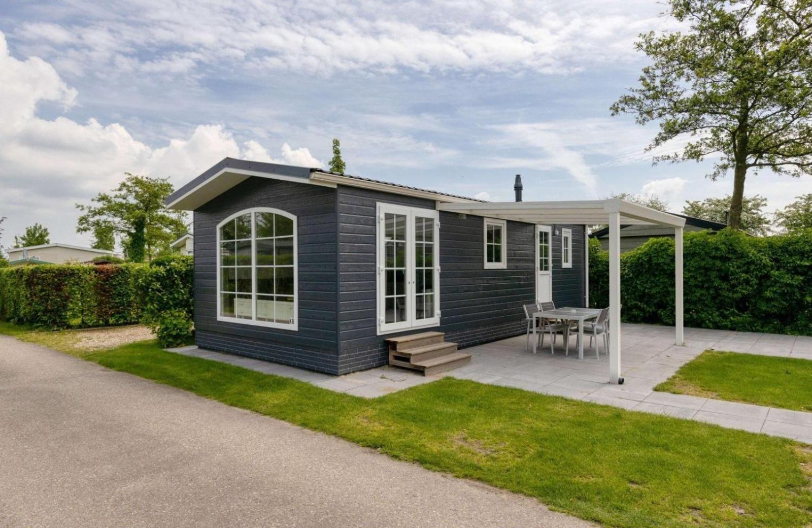 Recreatiepark Jachthaven De Veerstal Lathum - Luxe Chalet Exterior foto